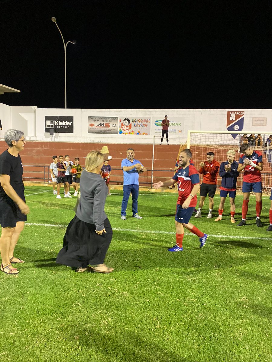 PueblaCazallaCF's tweet image. I trofeo de prefería 

Gran fiesta del fútbol vivida ayer en el municipal, donde por una victoria contra Paradas 1-0, y en penaltis contra CD Arahal nos hizo campeón de este triangular.

Agradecer tanto a Paradas Balompié como a CD Arahal su participación en este primer torneo.