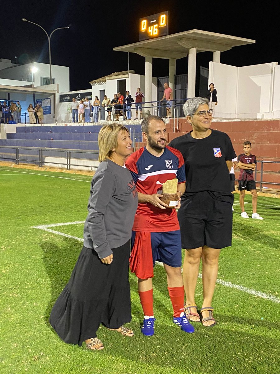 PueblaCazallaCF's tweet image. I trofeo de prefería 

Gran fiesta del fútbol vivida ayer en el municipal, donde por una victoria contra Paradas 1-0, y en penaltis contra CD Arahal nos hizo campeón de este triangular.

Agradecer tanto a Paradas Balompié como a CD Arahal su participación en este primer torneo.