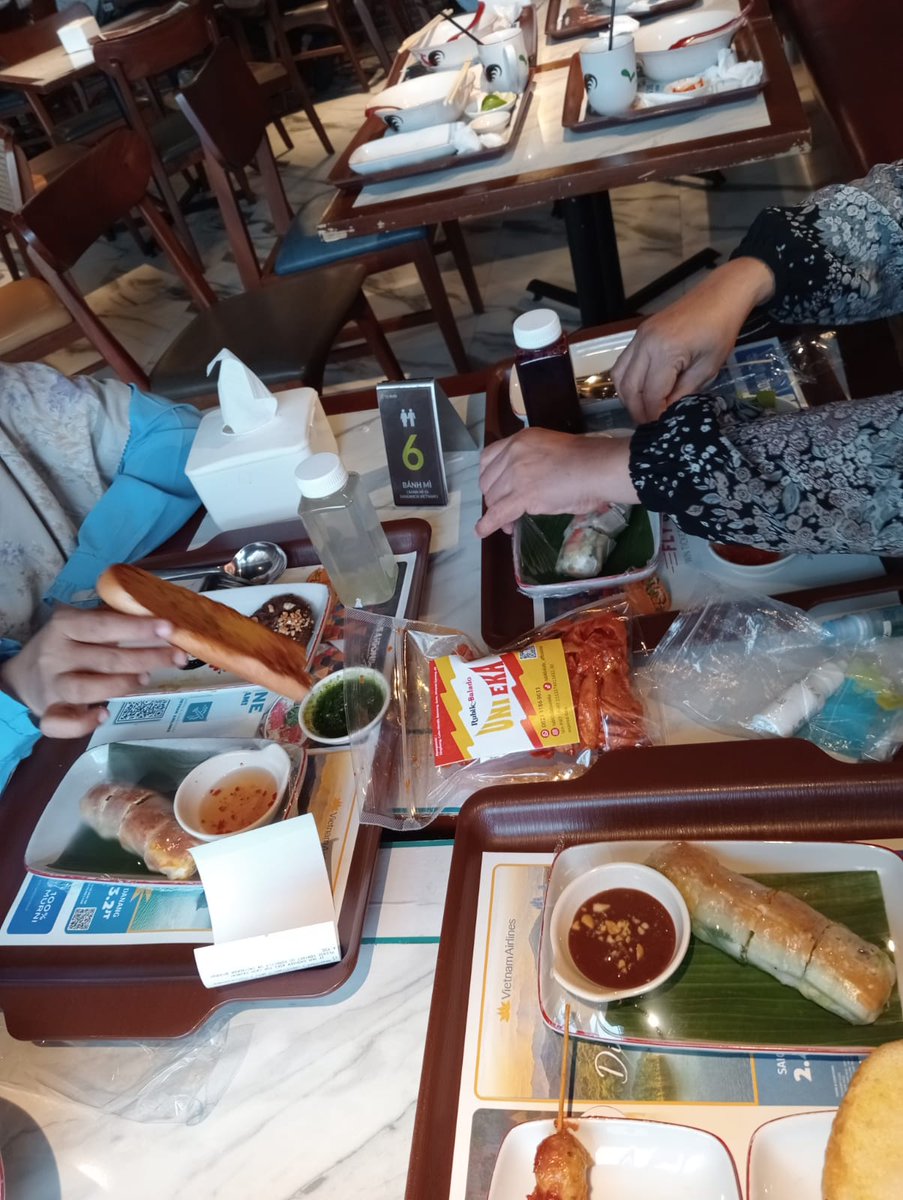 Eeh ada yg nyempil disela2 Hidangan khas Vietnam #phobaba #PuriIndahMall