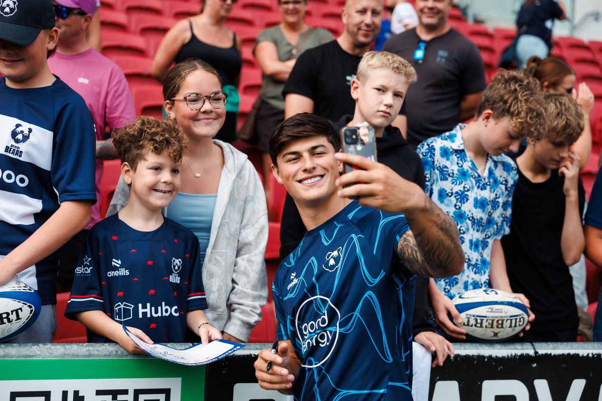 All smiles in Bear Country 😃

We 💙 seeing you all at <a href="/ashtongatestad/">Ashton Gate Stadium</a>!