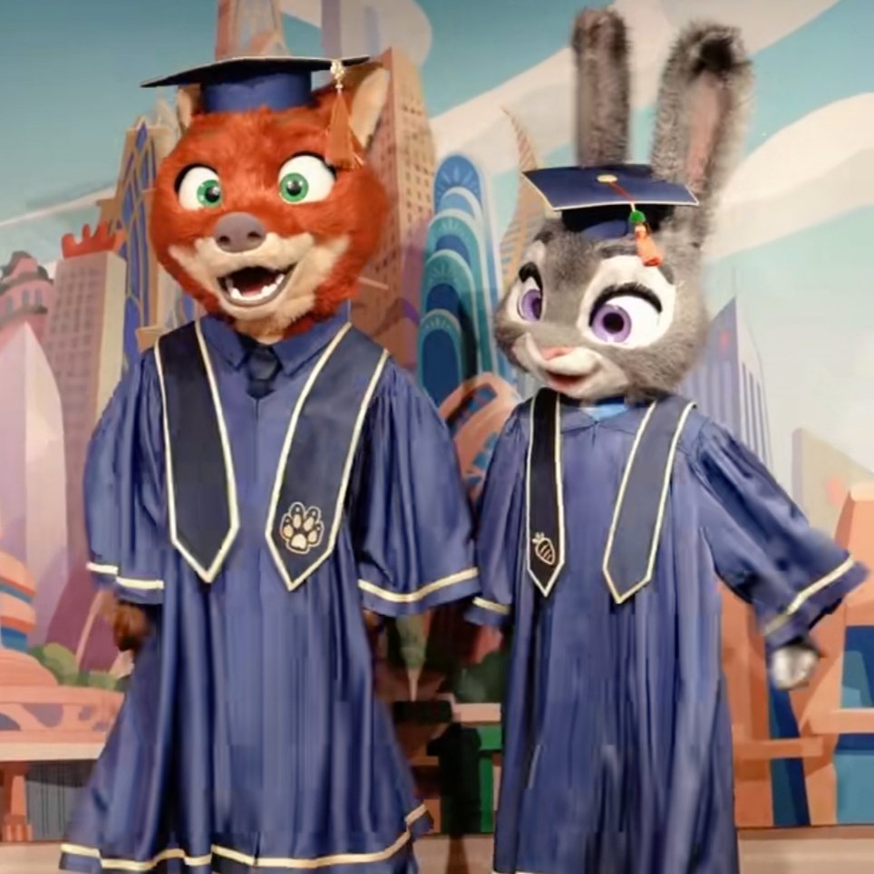 the outfit? so adorable 🎓