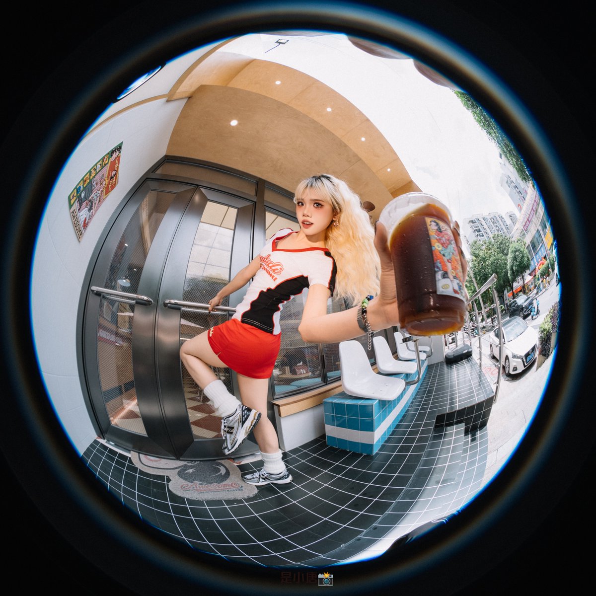 AstrHori's tweet image. Bigger smiles, wilder angles! 😄
The 220° ultra-wide 6mm F2.8 makes every portrait pop in the most playful way.
#astrhori #astrhori6mmf28 #fisheye #portraits #fashionstyle