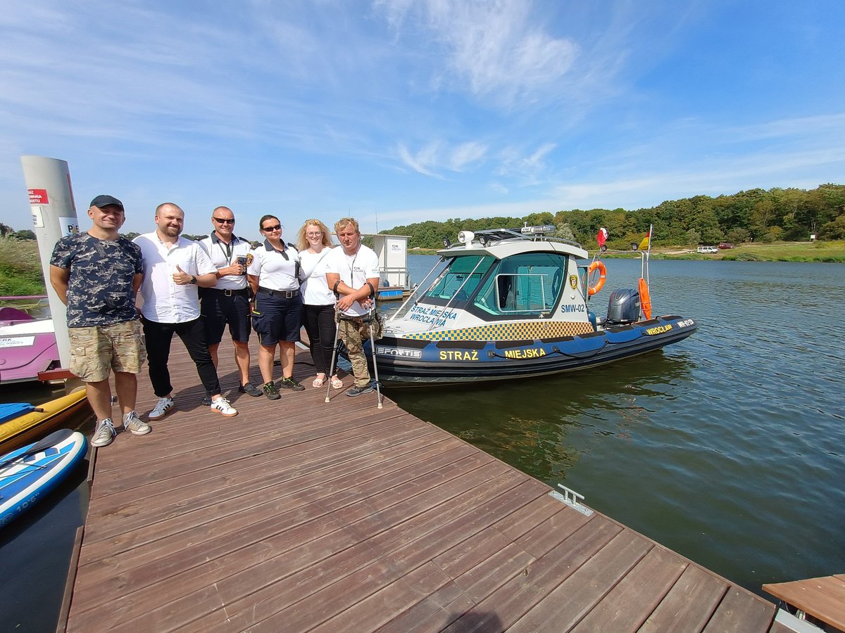 Z okazji Święta Straży Miejskiej serdeczne podziękowania wszystkim Strażnikom Miejskim za ich codzienną służbę, zaangażowanie i gotowość do niesienia pomocy, a szczególnie <a href="/SMWroclaw/">Straż Miejska Wrocławia</a> 🤝Dzięki, że jesteście 👍
PS. Zdjęcia z wczorajszego osiedlowego patrolu rzecznego.