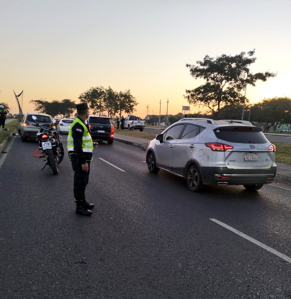 asu_transito's tweet photo. ATENCIÓN |
Tránsito lento en la zona de la
📍 Avda. José Asunción Flores - Costanera de Asunción.
📌 Siniestro Vial, personal PMT en apoyo a la Policia Nacional que trabajan para realizar el despeje correspondiente. #AsuTransito https://t.co/YsItFIKW45
