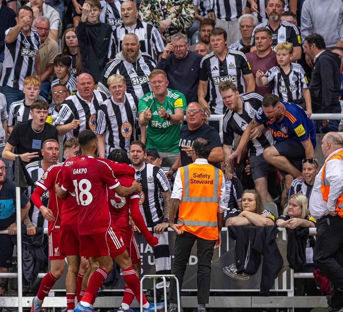 Not a single phone in sight. 

Every single Newcastle fan absolutely fuming giving abuse. 

WE ARE SO BACK! 🤣🤝