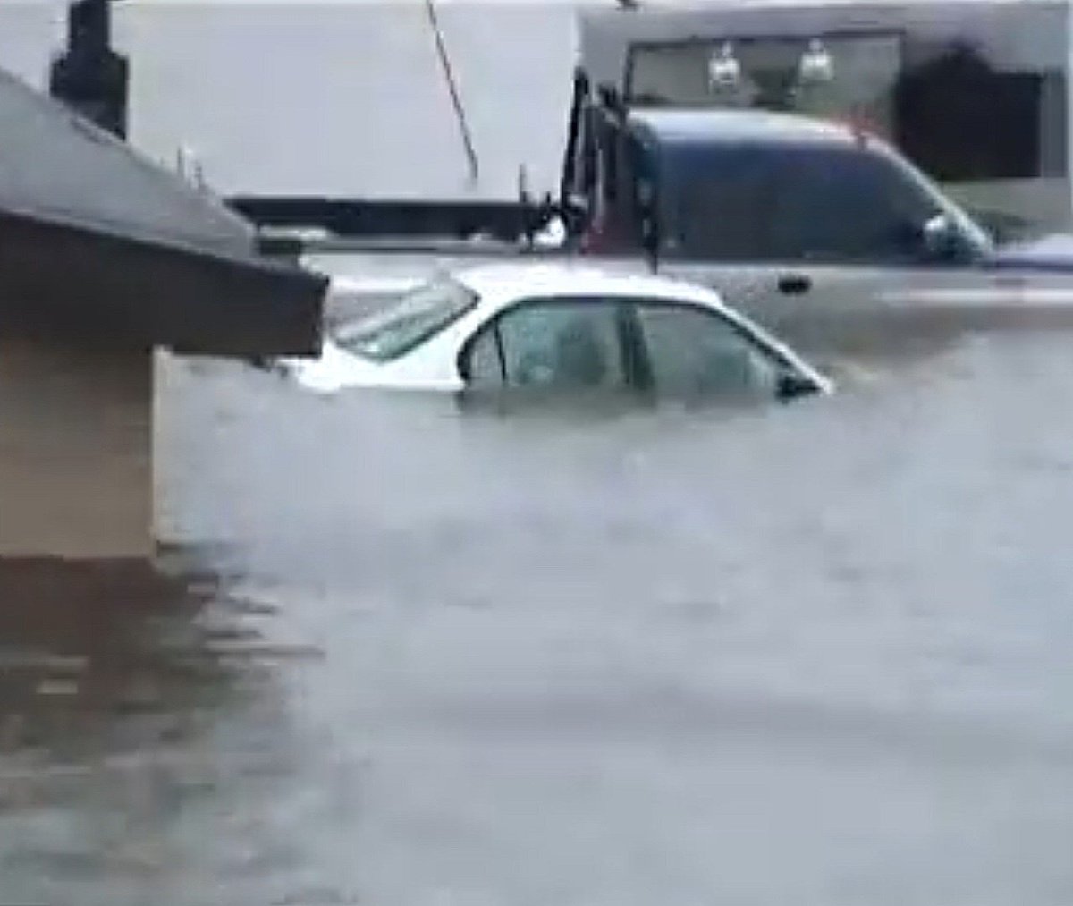 SimonStormRider's tweet image. #HurricaneKatrina was the most eventful chase of my life:
@ReedTimmerUSA and I were forced to rideout the storm at the Slidell, LA police station. We measured 930 mb min pressure in the western portion of the "eye". My car was taken by the incredible storm surge. #LAwx