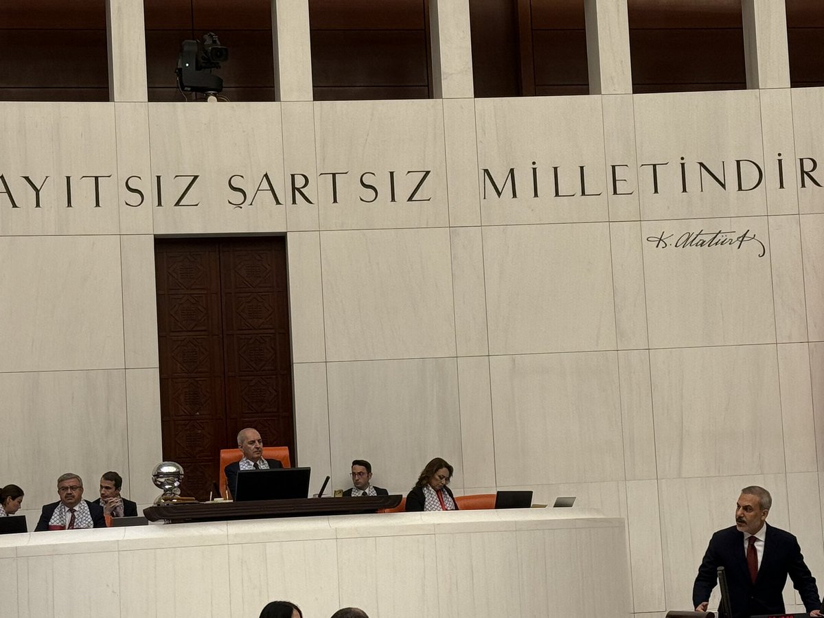 Türkiye Büyük Millet Meclisi, İsrail’in Gazze’de işlediği soykırımı ve zulmü görüşmek üzere olağanüstü toplandı. Meclis Başkanı ve çalışanlar dahi Filistin bayrağı takarak dayanışma gösterirken, Dışişleri Bakanı’nın bu sembolü takmaması samimiyetsizliktir.

Bu tavır, İsrail’in