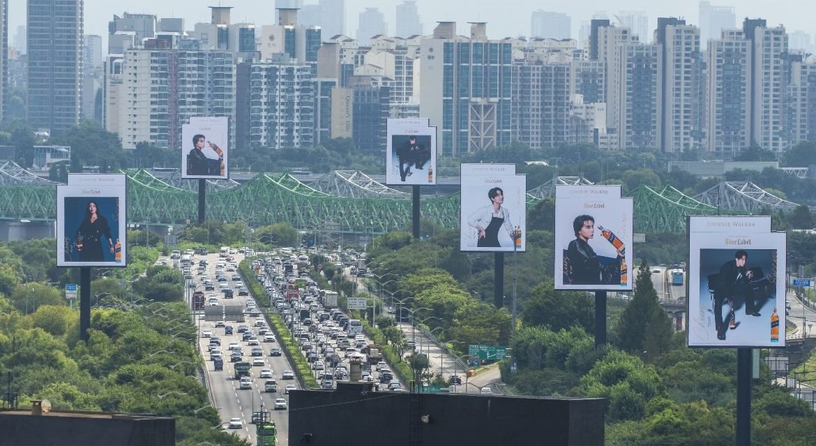 อมก ads johnnie walker ทั้งเมืองยังคะ ทำถึงมากกกกก เห็นหน้าจอห์นได้ทั่วเลยอะ ประทับใจㅠㅠㅠㅠㅠ