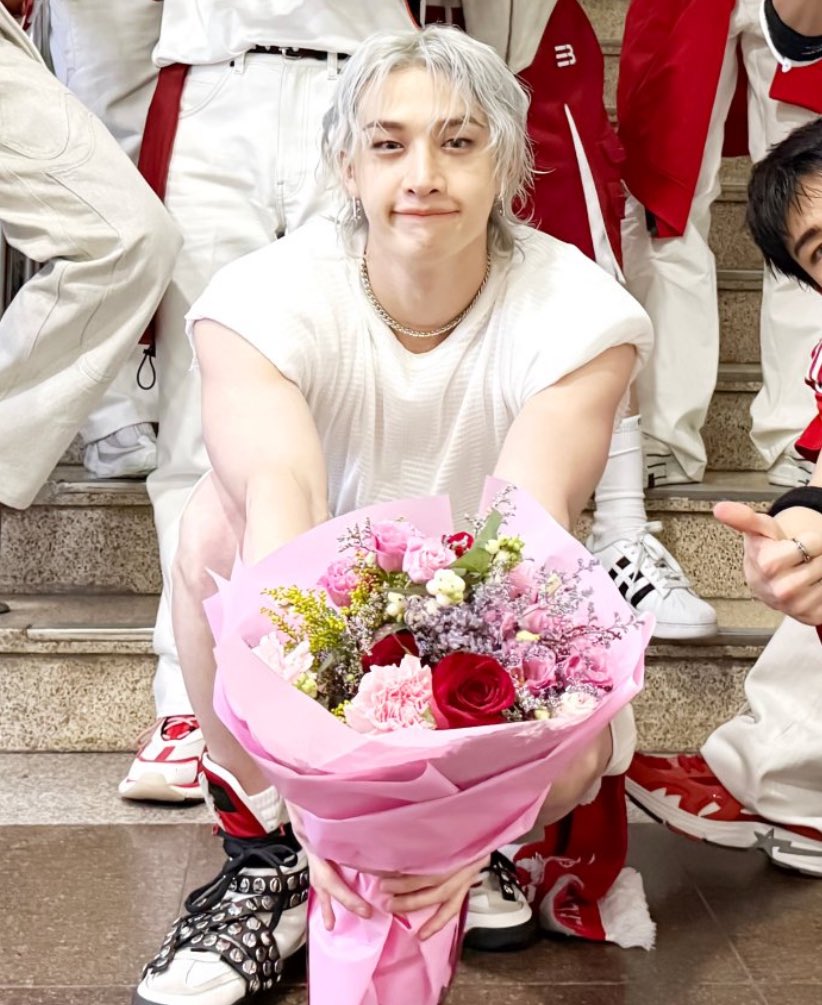 chaniearchive's tweet photo. not the :] face i'm weak 😭😭😭😭 https://t.co/Ih35fqADTh