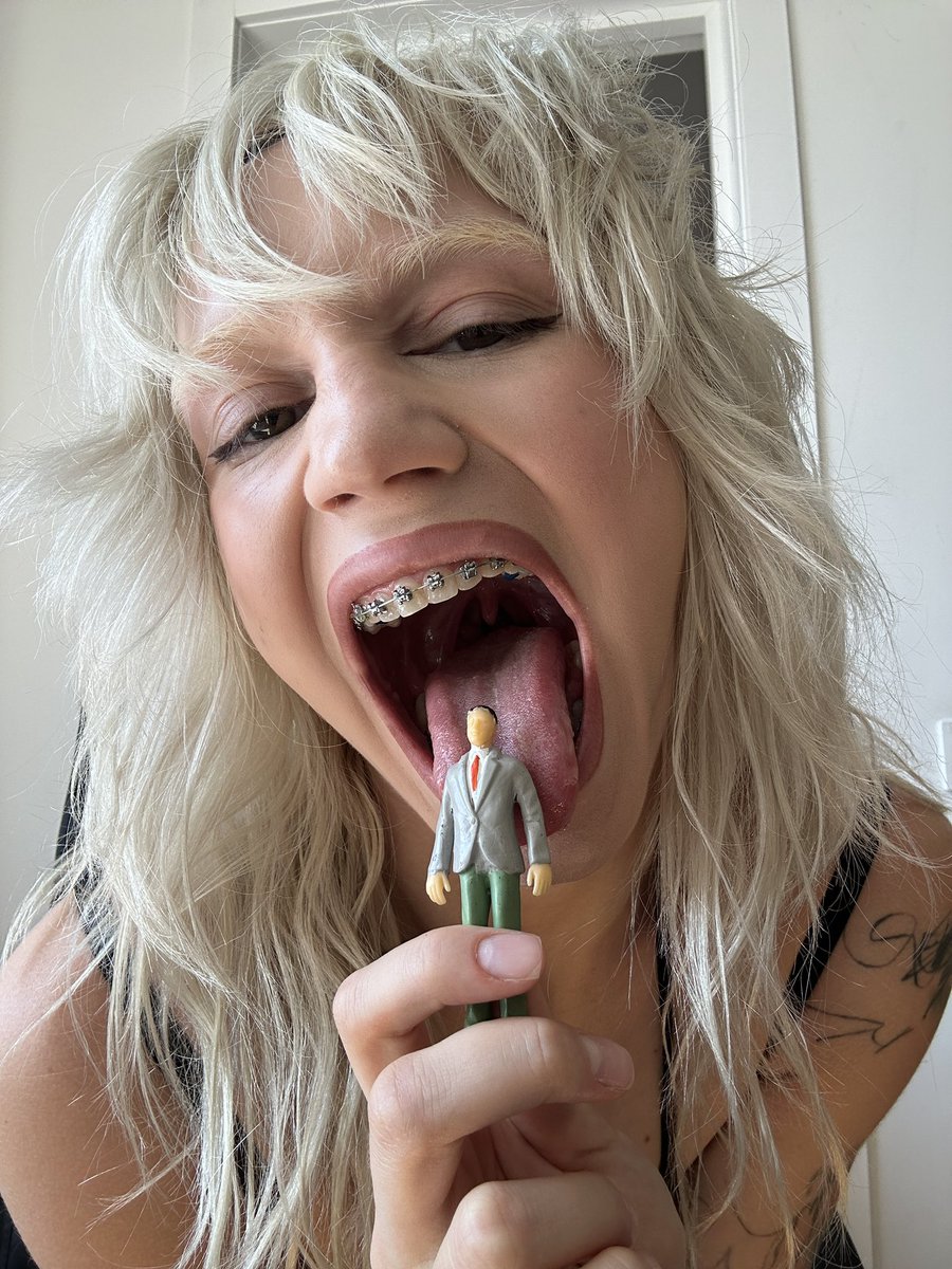 Sooo… Crushed or Swollen? 

#sizetwitter #giantess #gts #sizetwtter