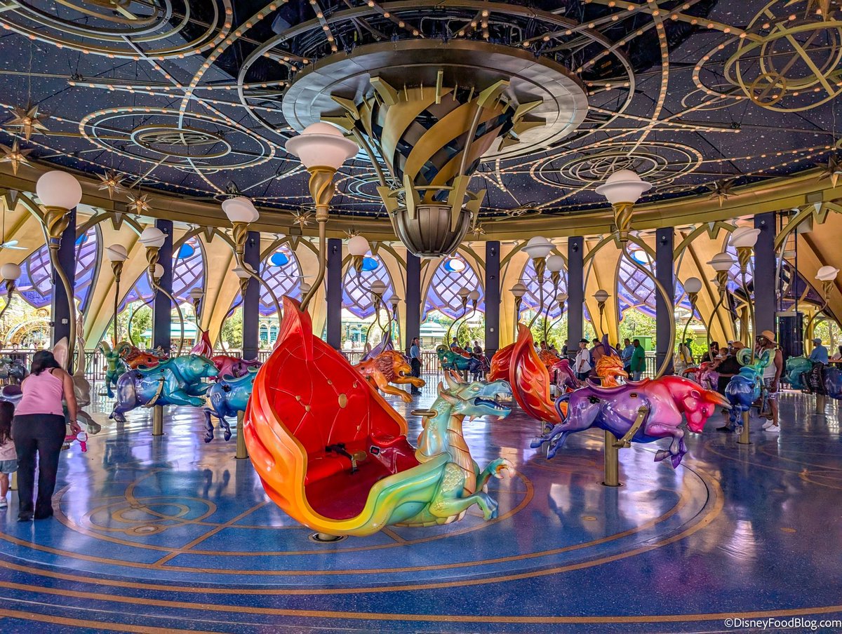 MartijnWeijden's tweet image. Met de komst van enkele #infill #attracties in de #Efteling zie ik her en der suggesties voorbijkomen. Niet allen even geslaagd vrees ik. Maar iets zoals de Constellation Carousel uit #epicuniverse met Fabeldieren uit de wereld van #Pardoes naast #Symbolica lijkt me wel wat.