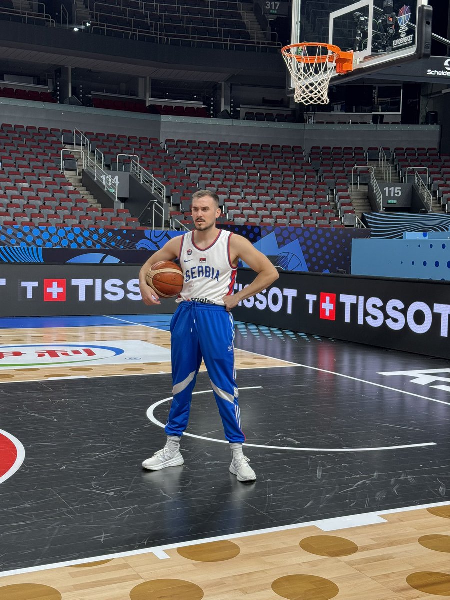 Supporting #TeamSerbia at <a href="/EuroBasket/">FIBA EuroBasket</a> #idemooobreee💪🏀🇷🇸❤️ with Milos Nedeljkov aka Balkan Dad