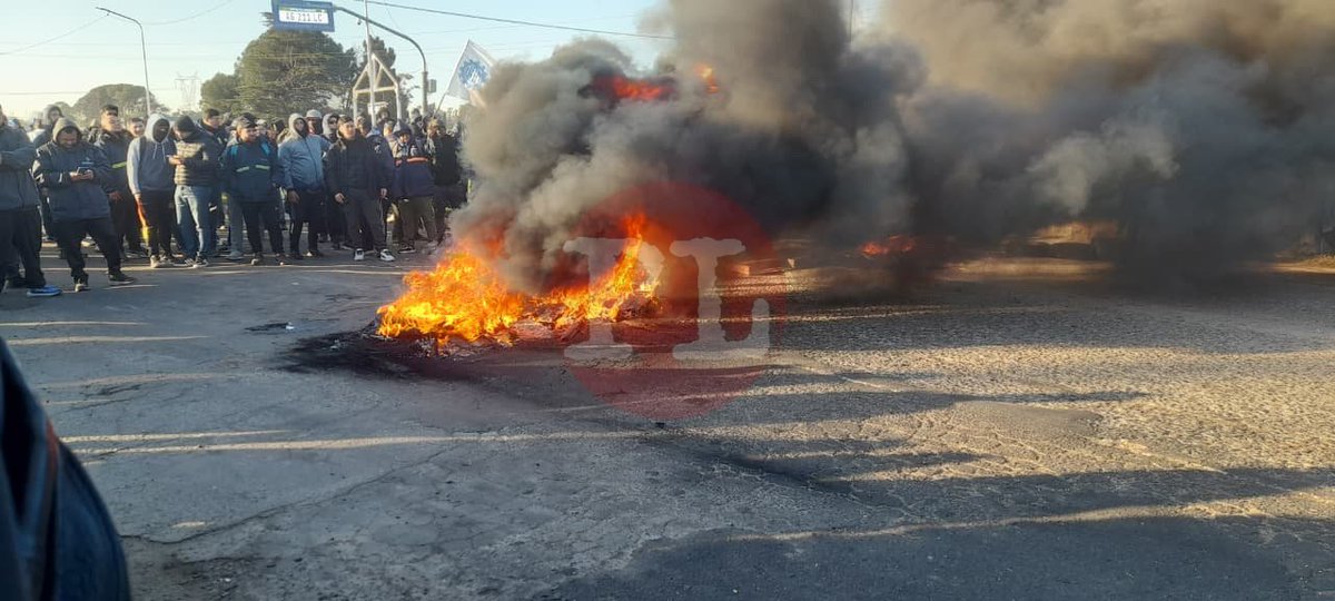 #Siderar 🔴 Esta mañana impidieron el ingreso de 2.000 trabajadores que ahora llevan adelante un corte frente a la Portería 1.

➡️Nota relacionada:
prensalibresn.com/noticias/persi…

#SanNicolás #Ramallo #SanNicolásDeLosArroyos #PrensaLibreSN