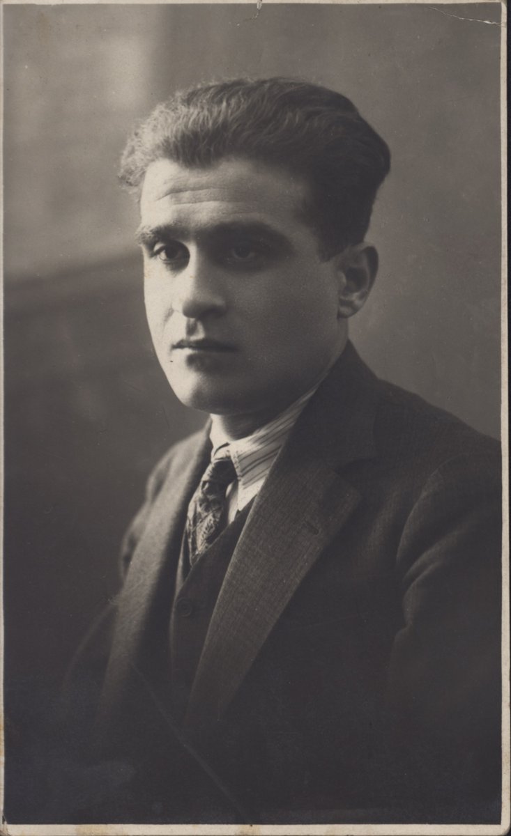 Ben Aziz Mahmud Hüdayi Efendi'yi, Sultanahmet Camii'nin temelleri arasında tahayyül ediyorum. Zaman zaman benim için oradan çıkar ve hiçbir hikmetin teselli edemeyeceği bir hüzünle o çok sevdiğim beytini tekrarlar: "Günler gelip geçmekteler / kuşlar gibi uçmaktalar."

Tanpınar