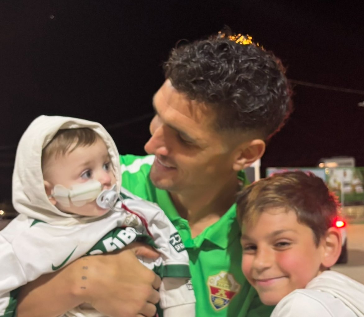El defiende nuestra portería! Y nosotros vamos a defender los derechos y la calidad de vida de los niños con necesidades especiales! A tan solo 117 firmas! Hoy lo vamos a conseguir A Lo <a href="/elchecf/">Elche Club de Fútbol</a> bit.ly/4lHc3zg 
<a href="/DituroMatias/">Matias Dituro</a> <a href="/Apamies71/">Antonio J. Pamies</a>