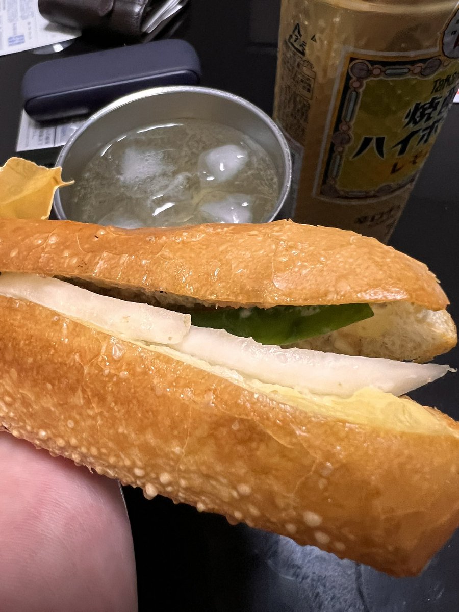 前から気になってたバインミー・チャオった訳よ🥖
食べ方分からんかったww ←🙄
消化不良っだったからバインミー（ﾐﾆ）をテイクアウトしたったワ😆w
#尚パクチー抜き🌿