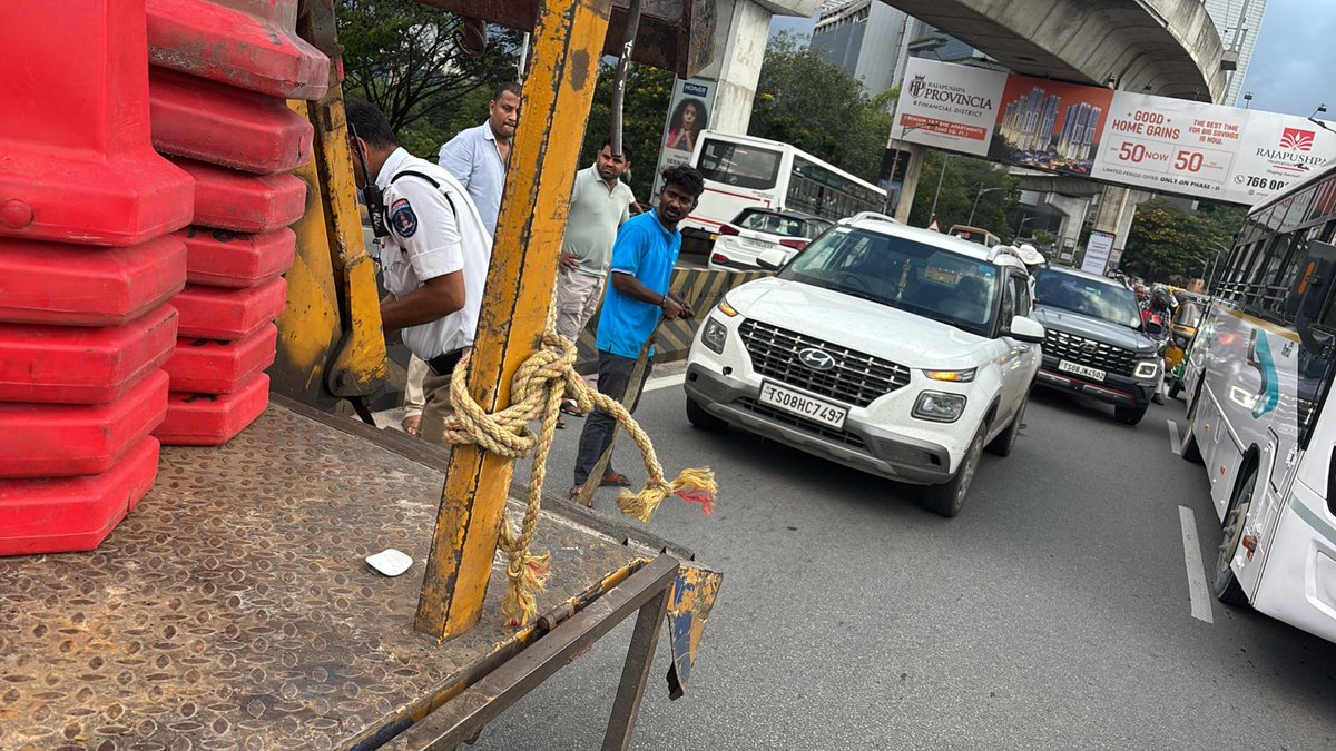 CYBTRAFFIC's tweet image. 🚗 Traffic Alert – Cyber Towers Flyover

A car breakdown has occurred on Cyber Towers Flyover towards Yashoda. Commuters may experience minor delays. Please drive cautiously.

#TrafficAlert #CarBreakdown #CyberTowers #Yashoda #CyberabadTraffic #TrafficUpdate #PublicSafety