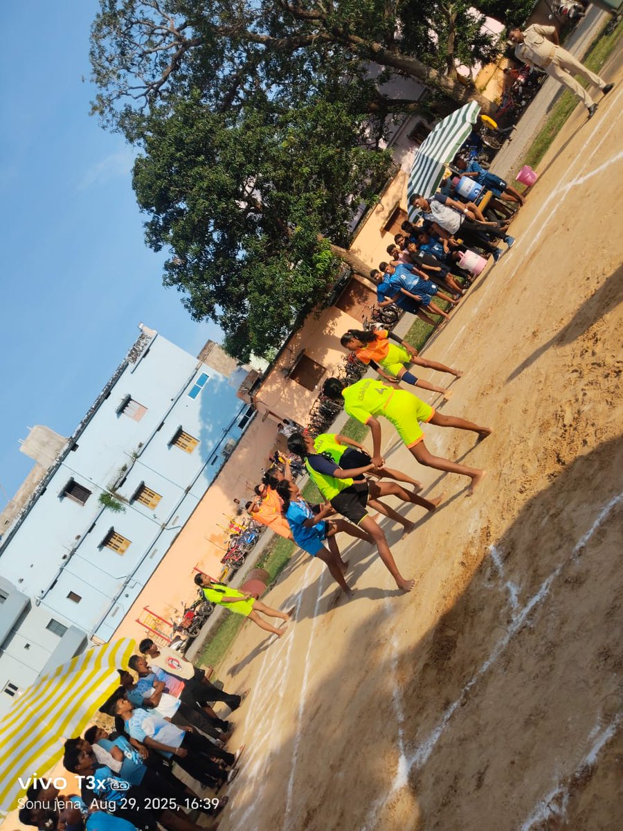 National sports day celebration organised at Aska multipurpose indoor stadium .
#nationalsportsday2025 
#ekghantakhelkaemaidanmae 
<a href="/Ganjam_Admin/">Collector & District Magistrate, Ganjam</a> 
<a href="/CMO_Odisha/">CMO Odisha</a> 
<a href="/sports_odisha/">Odisha Sports</a> 
<a href="/IPR_Odisha/">I & PR Department, Odisha</a> 
<a href="/bdo_aska/">BDO Aska</a>