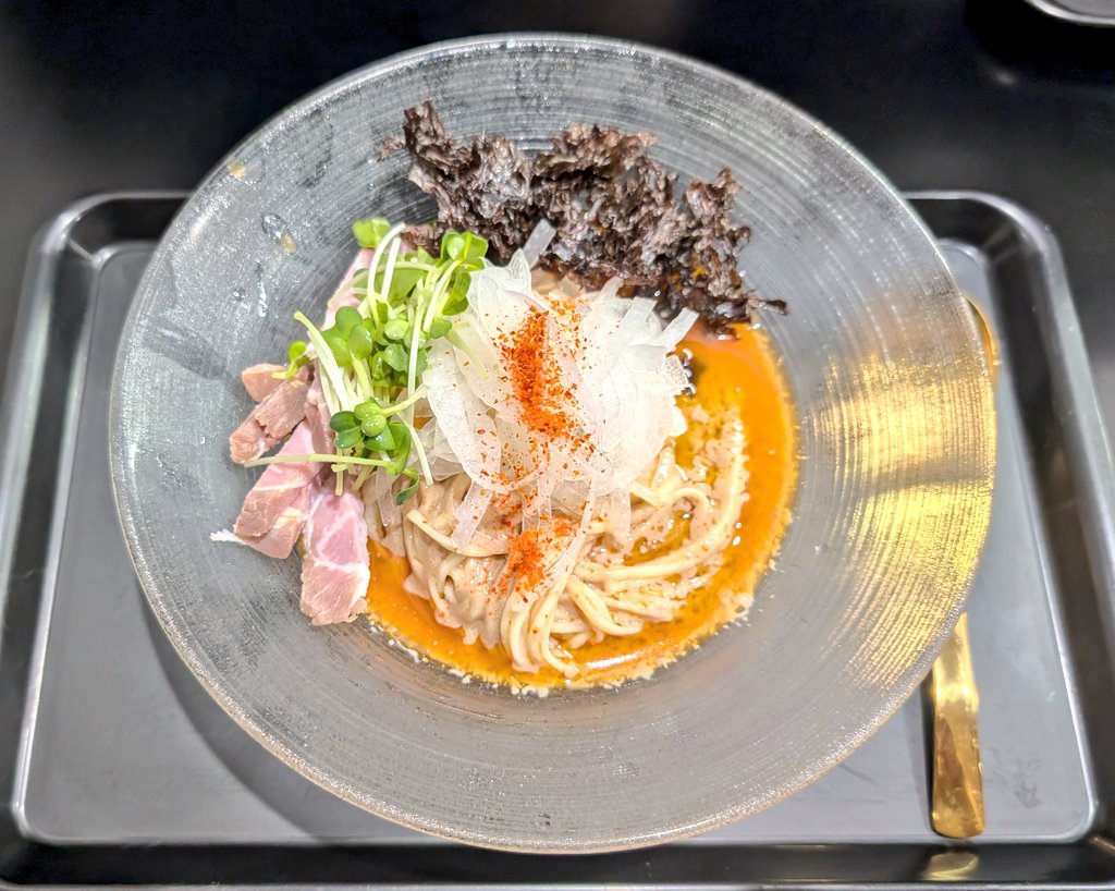 夜の787さん
「お子様らーめん　燻製味玉TP」
「焼きあん肝の冷製和えそば」

提供の順番(あん肝→お子様がお子様→あん肝)を間違えられたがそんな事で怒るほど度量は狭くない

寧ろこの順番の方が良かったかも