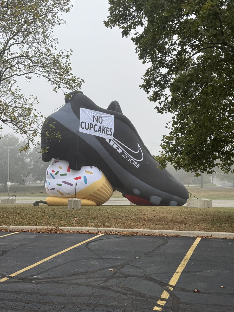 RossBjorkAD's tweet image. Huge @Nike shoe on campus for a huge weekend!  Go Bucks 👊🔴⚪️