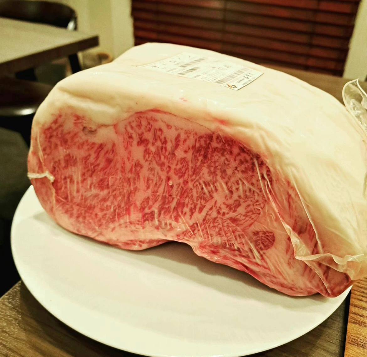 さあ、社員に振る舞います！
A5ランクの！知り合いから特別に仕入れました。