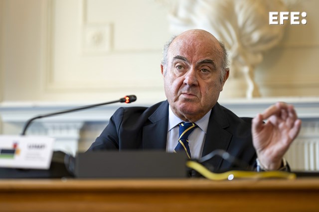 Luis de Guindos reconoce que ante el previsto aumento del gasto en defensa en Europa hará falta "algún tipo de financiación común".

Afirma que no todos los países tienen el mismo margen y capacidad para pasar del 2 al 3,5 % previsto.

efe.com/economia/2025-…