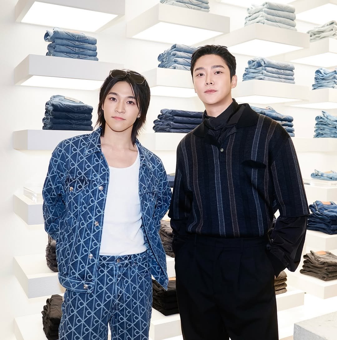 캘빈클라인 플래그십 스토어에서 포즈를 취하는 로운