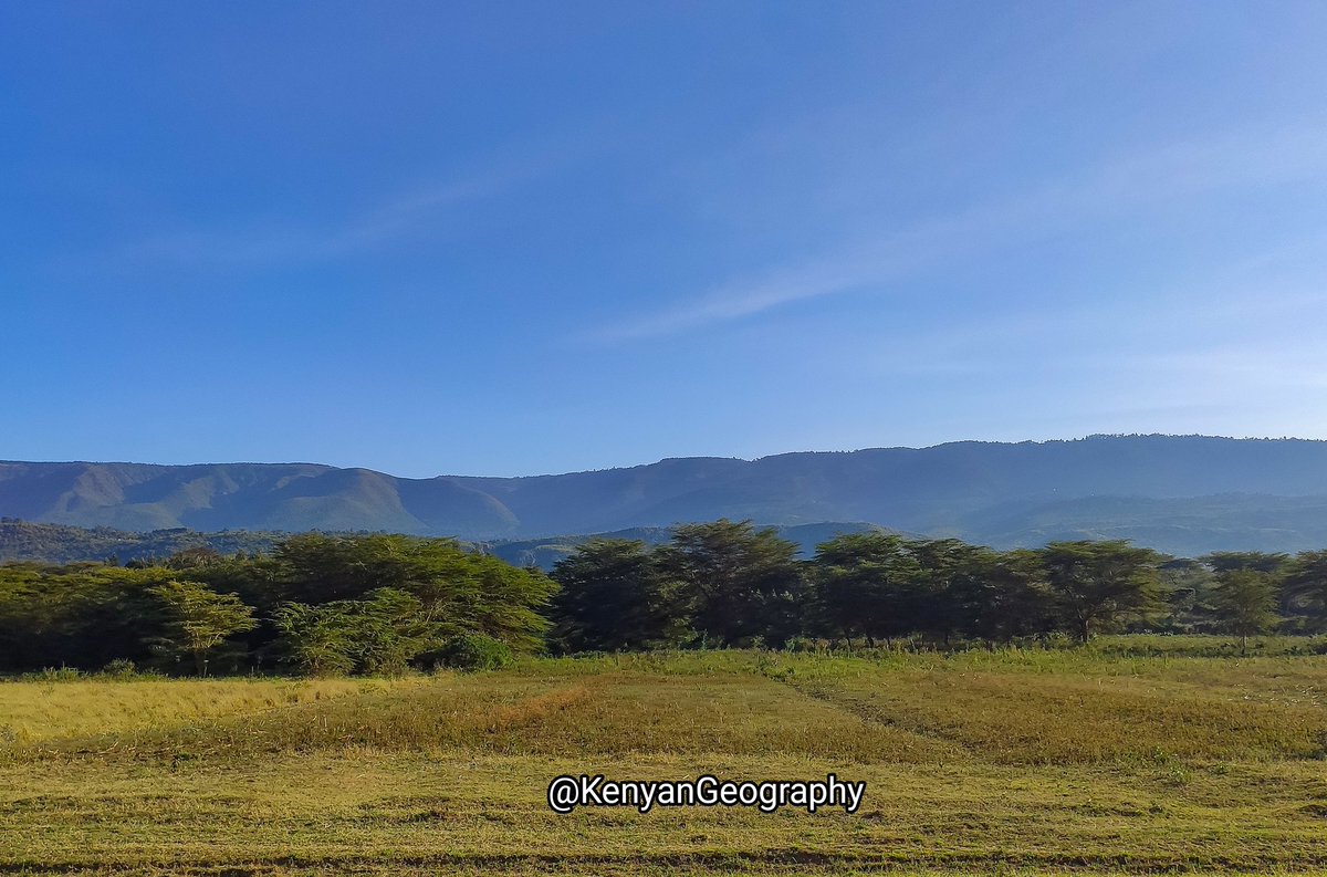 Kijabe escarpment seen from the rift valley floor near Mai Mahiu town. One of many such heavenly places in the land of Kenya. 🇰🇪