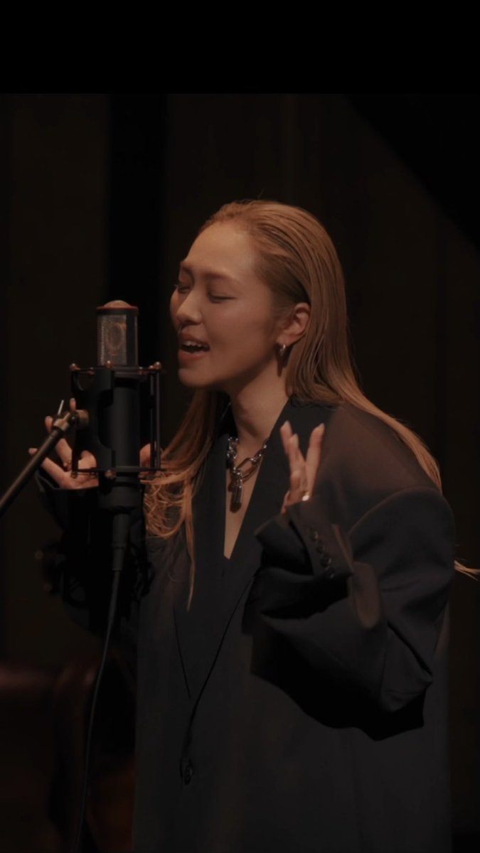 Denda_Mao's tweet photo. 『耳元にいるよ ~ Ring the bells ~』 (2000)
from “Eternal Voice”👂🎧✨公開スタート！🎙️ 𝙑𝙊𝘾𝘼𝙇 𝙈𝙊𝙈𝙀𝙉𝙏𝙎 – 25 Years of Songs – 毎週金曜日、ライブパフォーマンス動画をインスタリールにて公開中。
公式Youtubeではデビュー当時からのMVを順次Up！https://t.co/G9FBSlqoZ9 https://t.co/BssQt1r1As