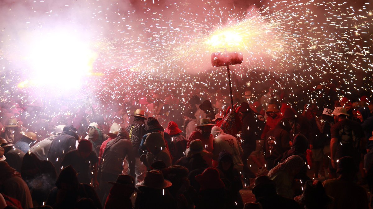 RTVE Notícies (@rtvenoticies) on Twitter photo 🎊 La plantada del bestiari dona el tret de sortida a l'<a href="/aquelarre_cerve/">Aquelarre de Cervera</a>
🎙️ Pepa Sangenís | <a href="/radio4_rne/">radio4_rne</a> <a href="/paeriacervera/">Paeria de Cervera</a>
📻 rtve.es/a/16710925 🎊 La plantada del bestiari dona el tret de sortida a l'<a href="/aquelarre_cerve/">Aquelarre de Cervera</a>
🎙️ Pepa Sangenís | <a href="/radio4_rne/">radio4_rne</a> <a href="/paeriacervera/">Paeria de Cervera</a>
📻 rtve.es/a/16710925