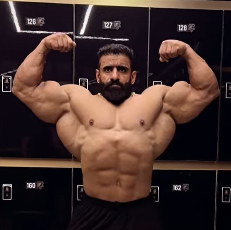 یه نفر کامنت قشنگ زیر پستش نوشته بود:
تو همون چوپانی که آریوبرزن رو به اسکندر فروخت...