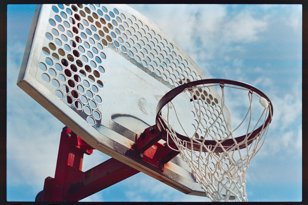 フィルムの現像をいつもと違う店に出したら変な縞々が出た...
なんだろうこれ