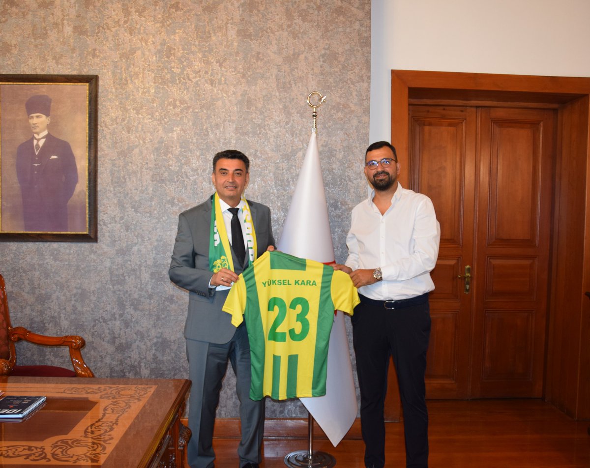 Kağıthane Spor Kulübü Başkanı Evren KALKAN ve yönetim kurulu üyeleri, Kağıthane Kulüpler Birliği Başkanı Av. Hasan Ferhat KARAGÖZ ve yönetim kurulu üyeleri, Kaymakamımız Yüksel KARA'ya hayırlı olsun ziyaretinde bulundular.Nazik ziyaretleri için Kaymakamımız teşekkür etti.