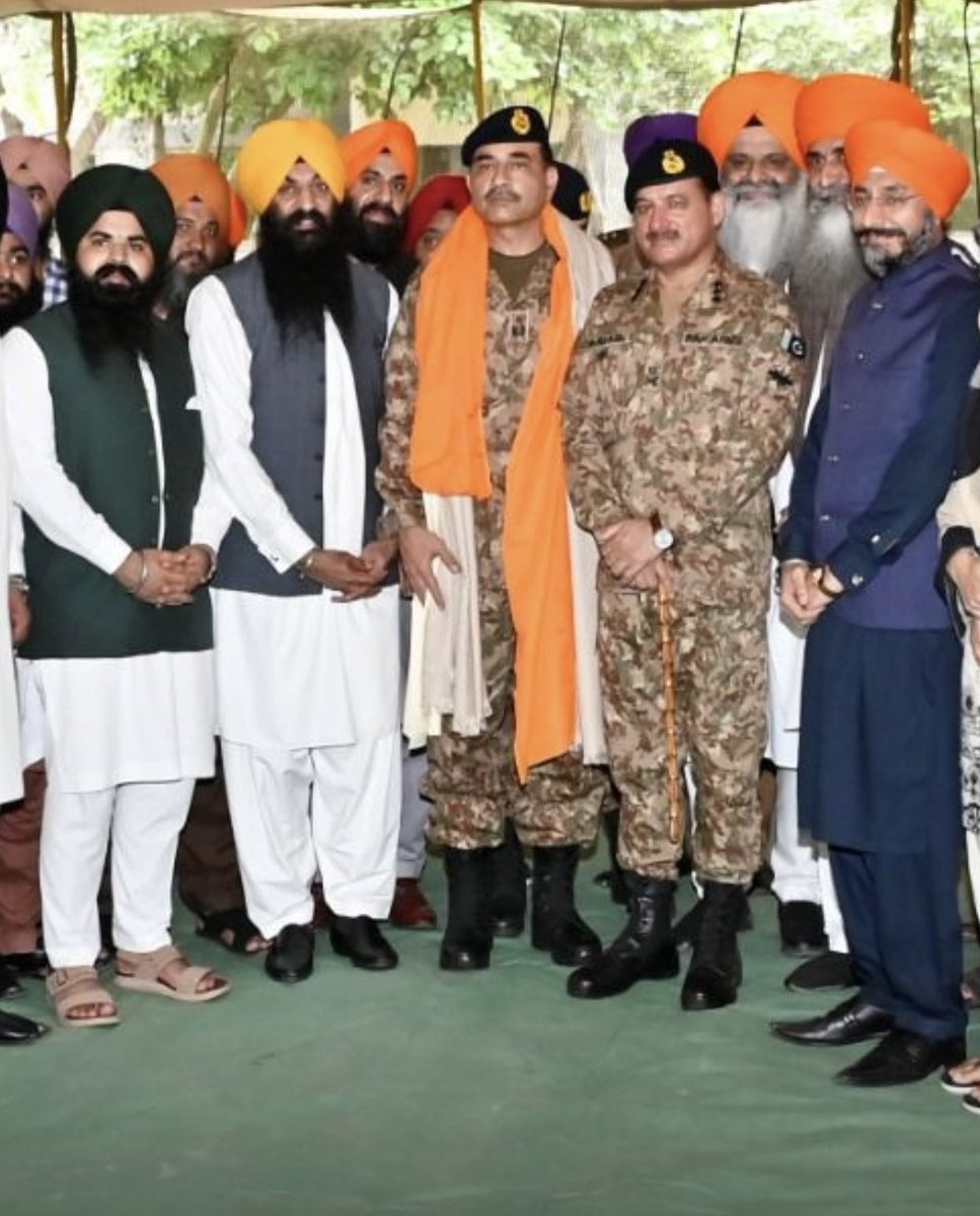 Hamid Mir حامد میر (@hamidmirpak) on Twitter photo Army Chief FM Asim Munir visited Kartarpur Sahib today. Provincial Minister <a href="/SardarArora/">Sardar Ramesh Singh Arora</a> & other leaders of Sikh community thanked FM for visiting Kartarpur Sahib. The daily prayer at Kartarpur sahib was suspended due to floods for two days but will be revived tomorrow Army Chief FM Asim Munir visited Kartarpur Sahib today. Provincial Minister <a href="/SardarArora/">Sardar Ramesh Singh Arora</a> & other leaders of Sikh community thanked FM for visiting Kartarpur Sahib. The daily prayer at Kartarpur sahib was suspended due to floods for two days but will be revived tomorrow