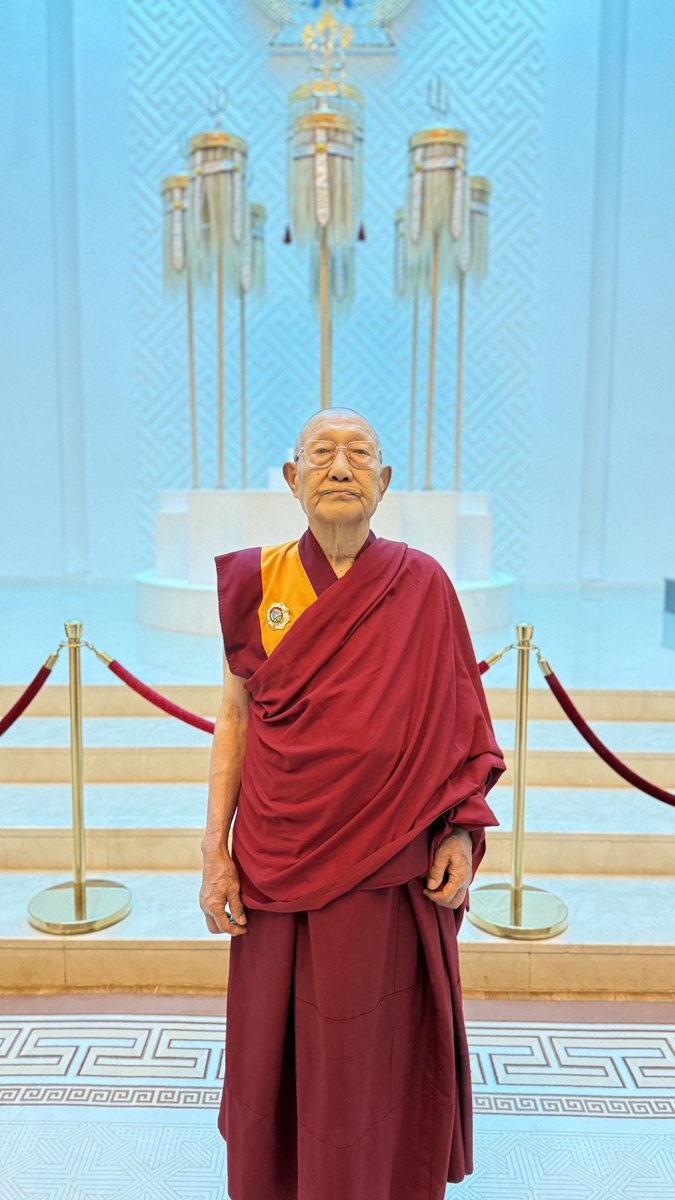 Хамаг амьтан амгалан байх болтугай

ТҮМЭН ОЛНЫГ ГИЙГҮҮЛЭГЧ БАНЧИН ОЙБРҮЛ РИНБҮЧИ БЭЭР ТӨРИЙН ДЭЭД ХӨДӨЛМӨРИЙН ГАВЪЯАНЫ УЛААН ТУГИЙН ОДОНГООР ШАГНАГДЛАА

Түмэн олныг гийгүүлэгч  Банчин Ойбрүл ринбүчи бээр  Монголын уламжлалт өв соёлыг сэргээх, нийтэд Бурханы ном сургаалыг таниулж