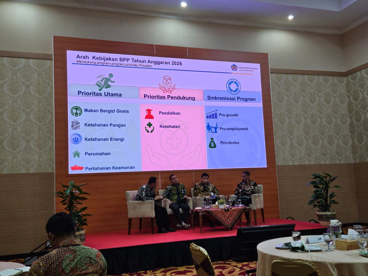 Marchfoward's tweet image. Aku ada berbual dengan kawan aku orang Indonesia dan diorang marah betul sebab gaji Ahli Parlimen naik tapi rakyat tak berubah dari segi ekonomi. 

Diorang jugak persoalkan Indonesia yang terlalu mengutamakan Pertahanan. Sebab dana pertahanan buatkan Indonesia kering. Tak campur…