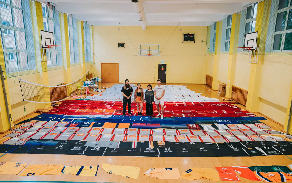 Rīgā top jauns Ginesa rekords! Ar Rīgas atbalstu ilgtspējīgas modes platforma “Bourzma” šonedēļ sāk akciju, kuras mērķis ir Ginesa rekords – pasaulē lielākā basketbola krekla izgatavošana. Milzu krekls tiek šūts no otrreiz izmantotiem sporta apģērbiem un tajā plānots savienot