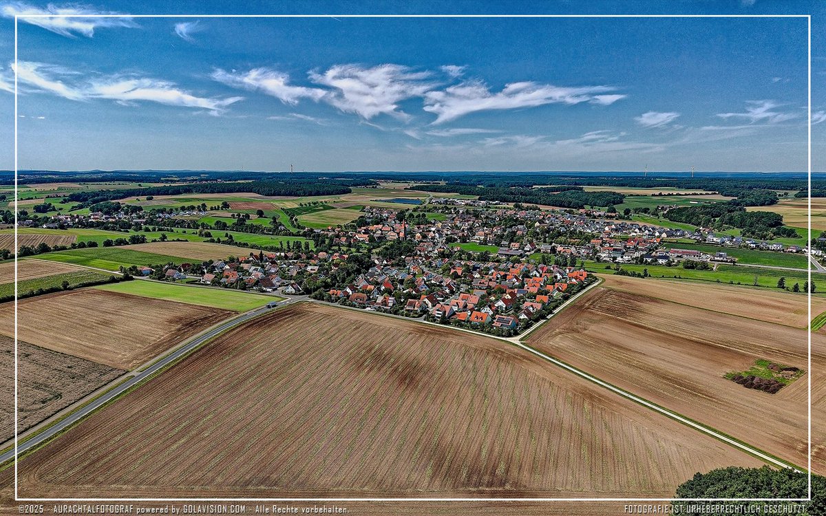 📷 Blick auf Aurachtal (OT Münchaurach &amp; OT Neundorf) - Drohnenaufnahme vom 07.08.2025  #herzogenaurach #aurachtalfotograf #erhft #erlangenhöchstadt #aurachtal #landkreiserh #nn_lokales #fraenkischertag #erlangen #nordbayern #gemeindeaurachtal #mittlereaurach