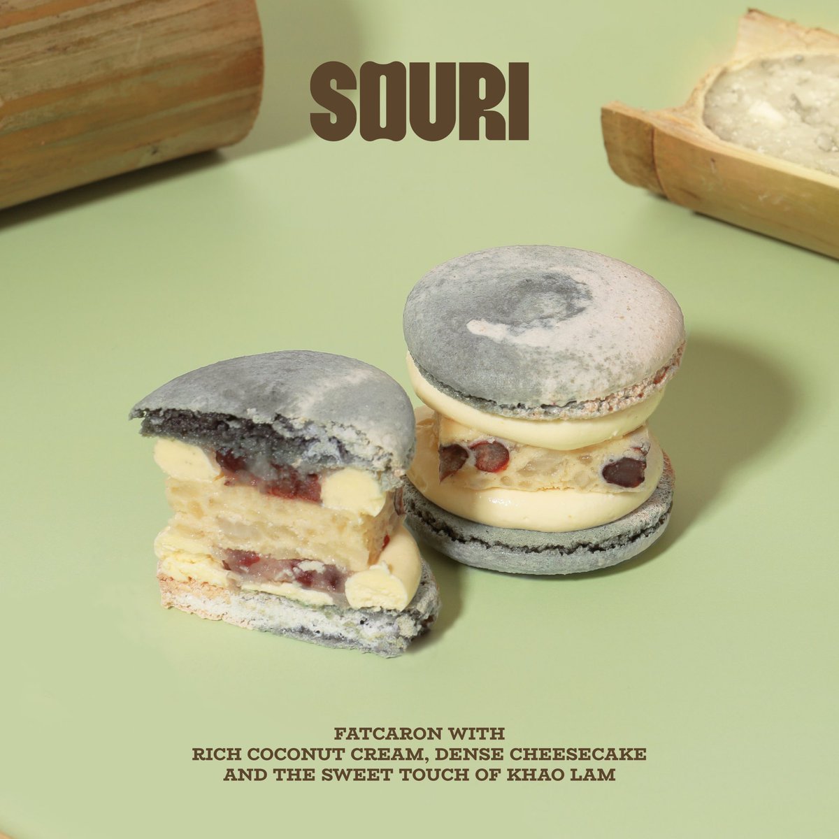 🎋เมื่อเอ่ยถึง “ข้าวหลาม” ภาพจำของหลายคนย่อมเชื่อมโยงกับจังหวัดชลบุรี เอกลักษณ์ทางวัฒนธรรมซึ่งกลายมาเป็นของฝากขึ้นชื่อ ที่ใครมาเยือนชลบุรีก็ไม่พลาดต้องซื้อกลับไป 🚙

SOURI หยิบเอกลักษณ์นี้มาตีความใหม่ ผ่านขนมร่วมสมัยอย่าง Khao Lam Fatcaron แฟตการองรสข้าวหลามประจำจังหวัดชลบุรี