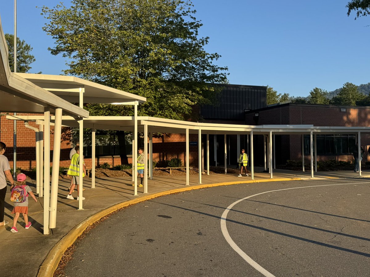 Dr_Rob_Jackson's tweet image. 💚💛 Pride shines bright at Haw Creek Elementary School this morning! Our students inspire us daily, our staff give their all, and our families and community lift us higher. Together, we are stronger. #LeadTheClimb #FirstWeekOfSchool