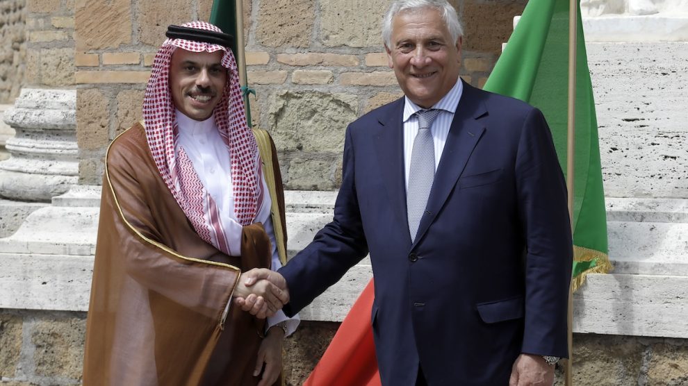 ar_decode39's tweet photo. #إيطاليا: #السعودية  شريك استراتيجي في التصدير و #الشرق_الأوسط
@Antonio_Tajani @FaisalbinFarhan
 روما و الرياض تعززان شراكتهما الاقتصادية والسياسية، حيث أدرج تاياني السعودية في خطة التصدير ��ع إعادة إطلاق ممر إيميك.
https://t.co/1RMQalHDcY👉 https://t.co/87D4MDSqte