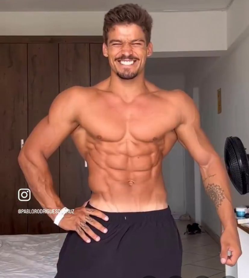 poponze's tweet photo. Homem surpreende ao mostrar o antes e depois da evolução de seu corpo. https://t.co/jYlJibojgJ