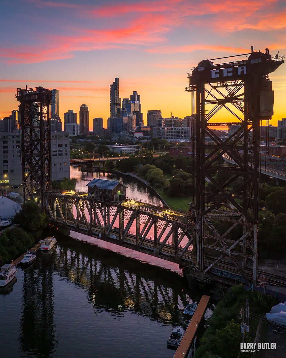 Finally Friday on the Final Friday of August 2025.  This morning in Chicago.  #weather #news #chicago #ilwx #sunrise