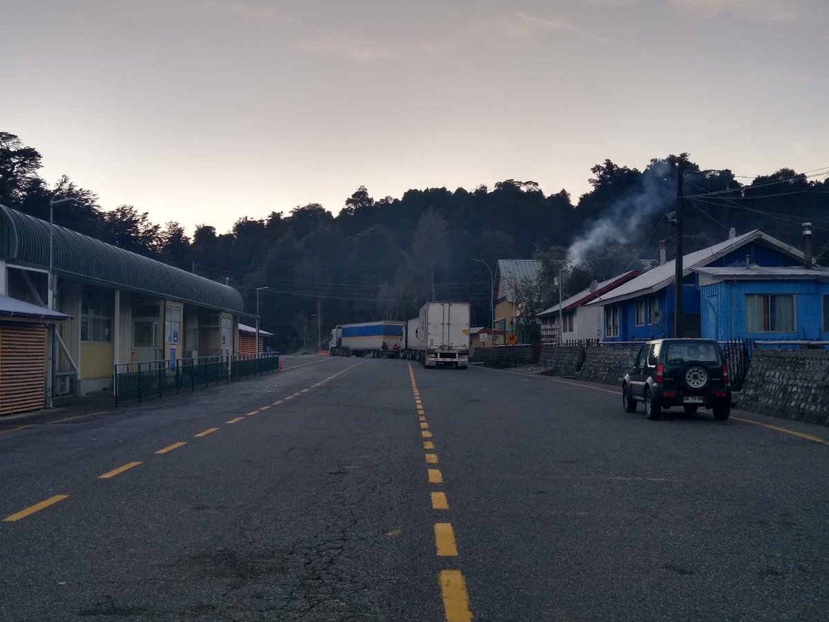 TTILosLagos's tweet photo. Pasos fronterizos 👇

➡️ Cardenal Samoré #Osorno #Puyehue habilitado para todo tipo de vehículo entre las 08:00 y 18:00 horas con porte obligado de cadenas; Vialidad trabajando en mantención de vías por hielo en sectores de la ruta.

➡️ El Límite #Futaleufú y Río Encuentro #Palena habilitados con atención para buses y camiones de 08:00 a 18:00 horas. Vehículos menores, de 08:00 a 19:00 horas.

Rutas CH-231 y CH-235 transitables con precaución.
