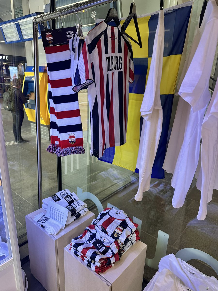 Capibaro's tweet photo. Voor iedereen die ook zit te wachten op de nieuwe voorraad thuisshirts van @willemii. Ze zijn gewoon nog op voorraad in de stadswinkel op het station in L en XL. Korting sc niet van toepassing #WillemII https://t.co/ULVjcUFn49