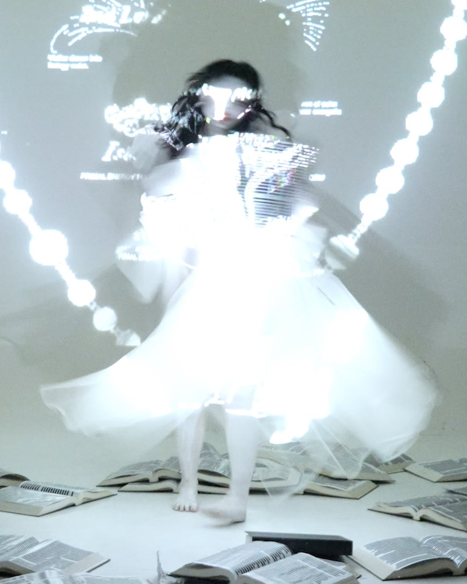 Warm bones
I am so cold 
Warm bones
I am froze..