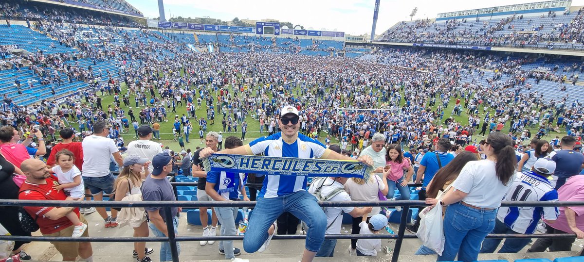 Con la bufanda con la que he celebrado todos los ascensos desde 1996 y con la que seguiré celebrando los que vengan, deseando que uno sea este año <a href="/cfhercules/">Hércules CF 💙🤍💯</a> #YoConMiBufanda 🤍🧣💙