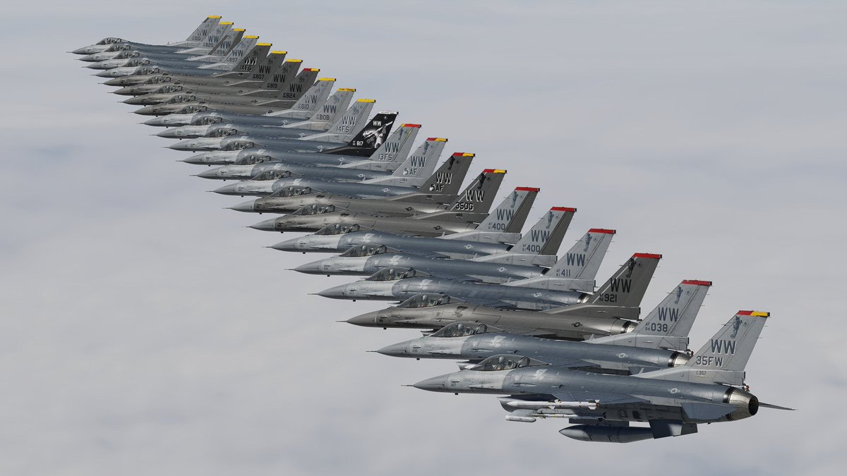 ROCKKU39's tweet image. 現時点での塗装機を並べたらすごいことになったが、全部塗れたころにはこれの2倍になってるだろう....