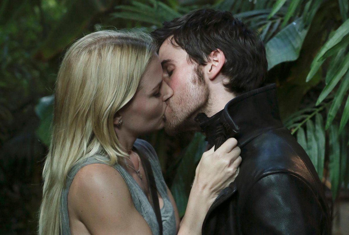 HookedSwan tweet media