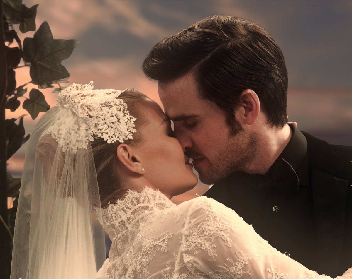 HookedSwan tweet media